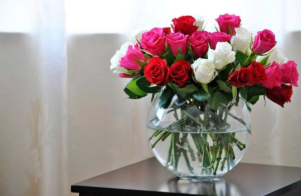 Что сделать, чтобы дольше стояли розы в вазе с водой: полезные советы от флориста